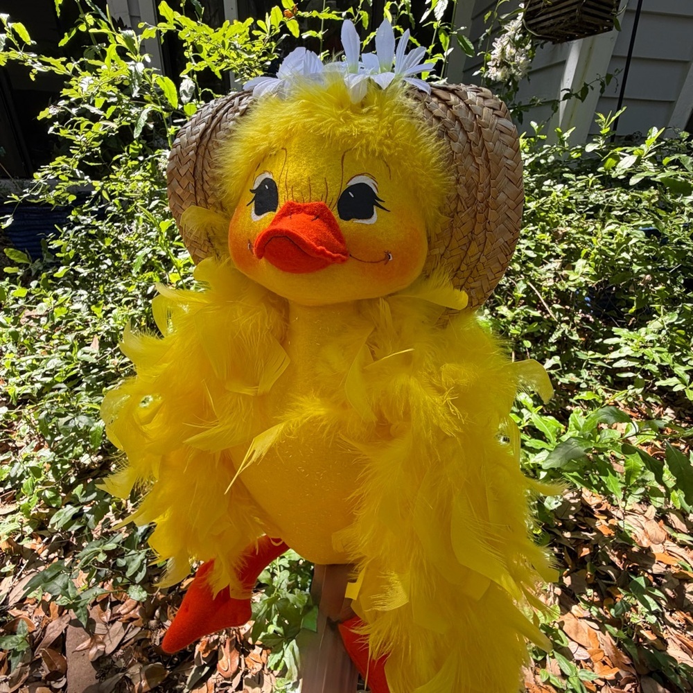 Annalee 2006 Duck Doll 18” Yellow Mother Duck Figure Straw Hat Feather Boa